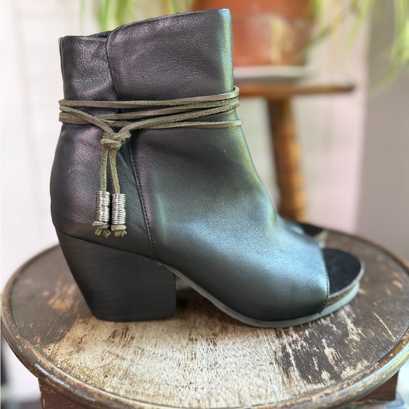 OTBT NWOT Black Peep Toe Ankle Boots with rope hassle detail - Picture 5 of 11